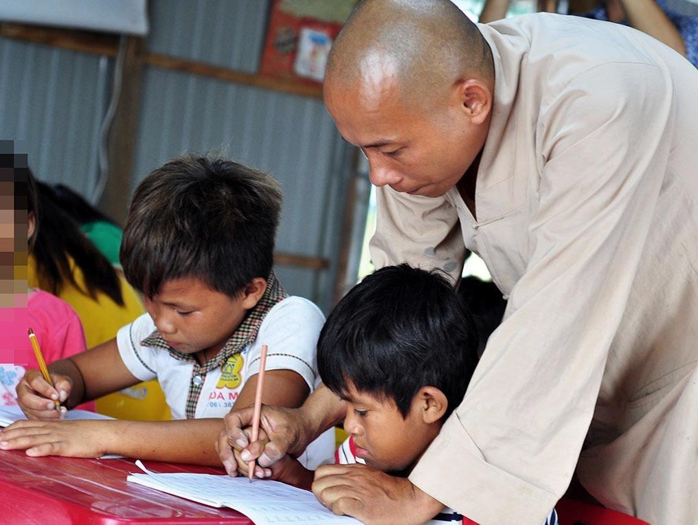 Lop hoc mien phi giua long ho thuy dien cua su thay hinh anh