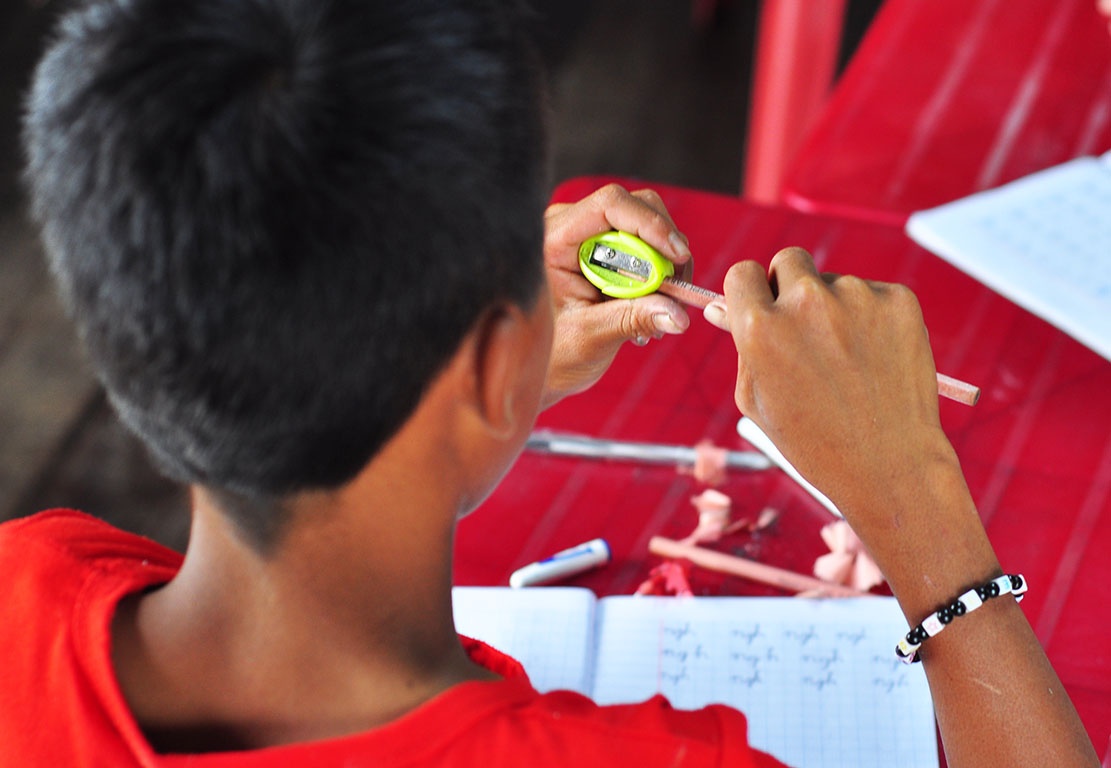 Gian nan duong den lop cua tre van chai tren long ho thuy dien hinh anh