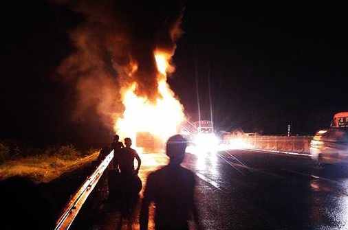 ôtô cháy dữ dội ảnh 1 oto chay du doi anh 1