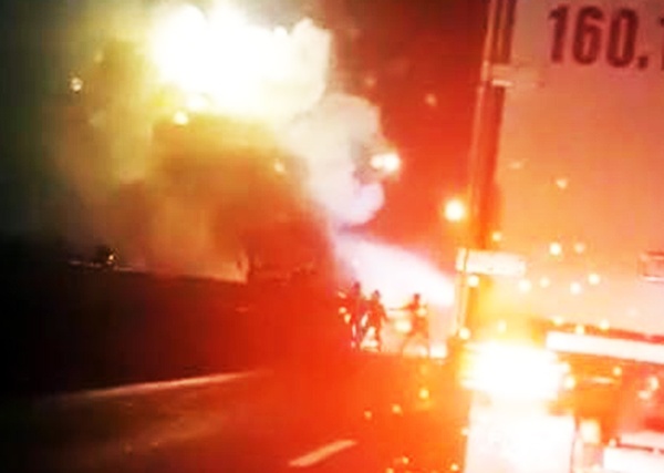 Tai xe cung phu xe tung cua thoat than khi oto boc chay hinh anh