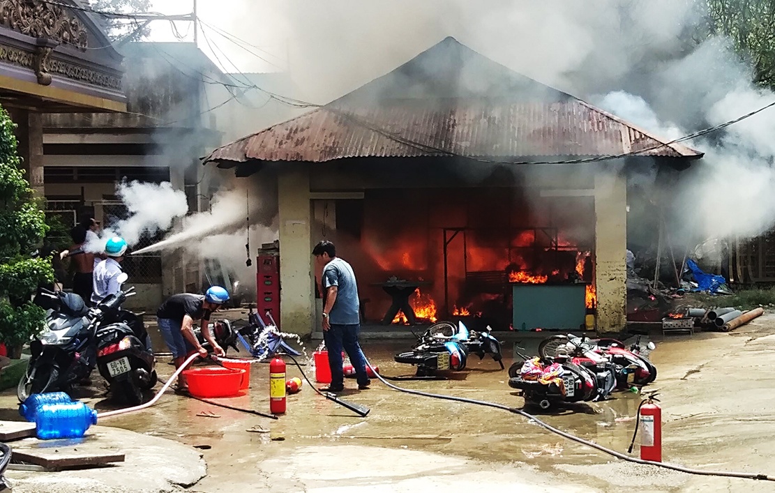 cháy nhà để xe máy ảnh 1 chay nha de xe may anh 1