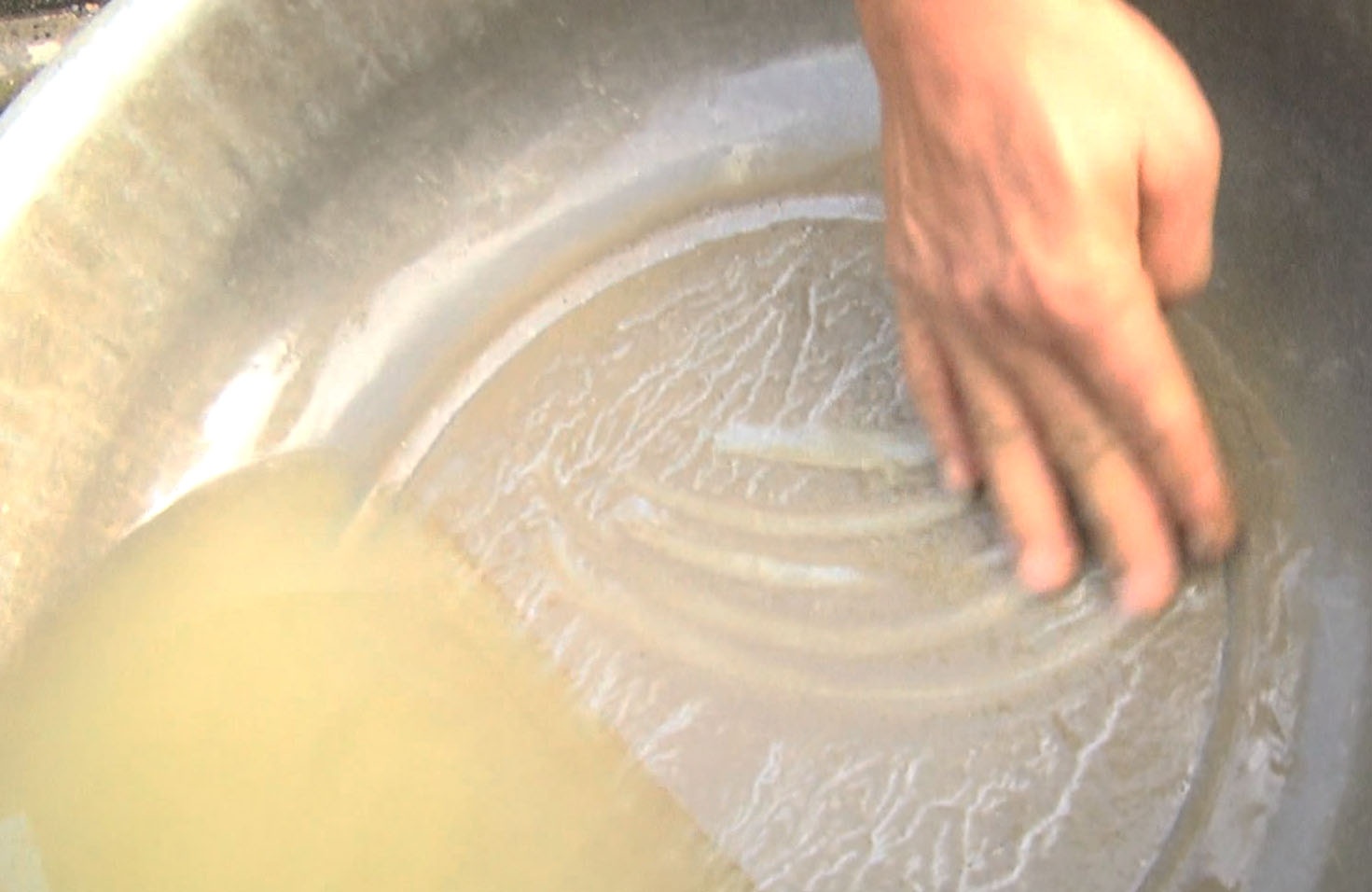 Hang chuc gieng nuoc bong chuyen mau vang, boc mui hoi hinh anh