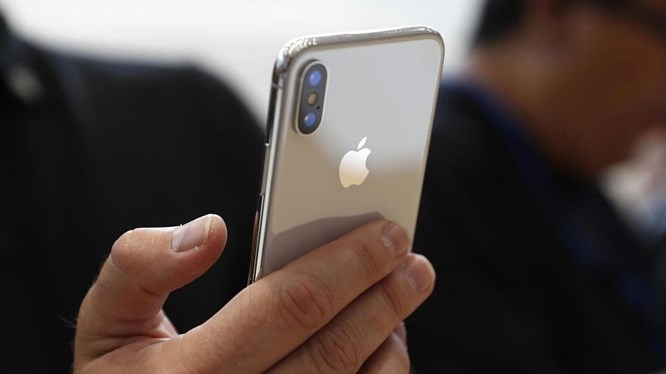 Co gai bi 2 ten cuop giat iPhone X giua trua hinh anh