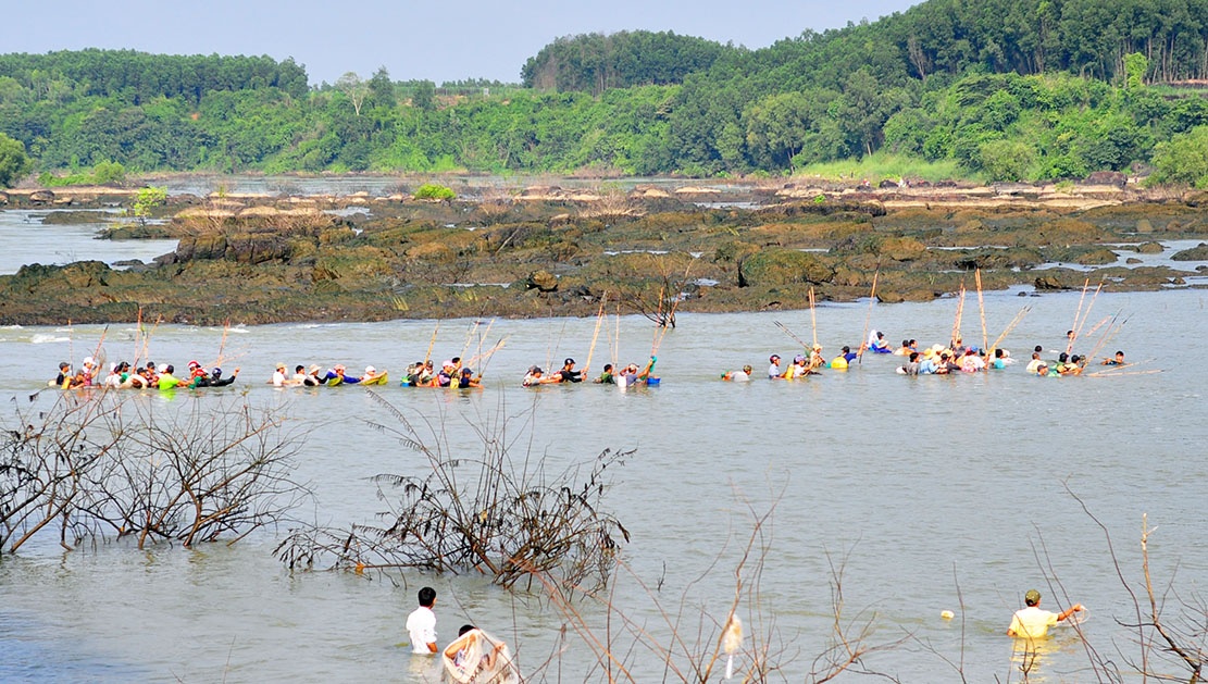 bat ca dap thuy dien tri an anh 2