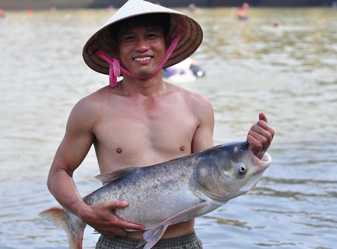 Thuy dien Tri An dong dap, nguoi dan do xo ve bat ca 'khung' hinh anh