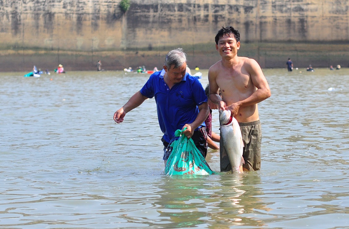 bat ca dap thuy dien tri an anh 8