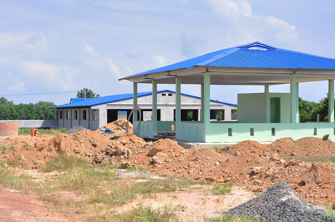 Buoc thao do trai chan nuoi heo khong phep ben ho Tri An hinh anh