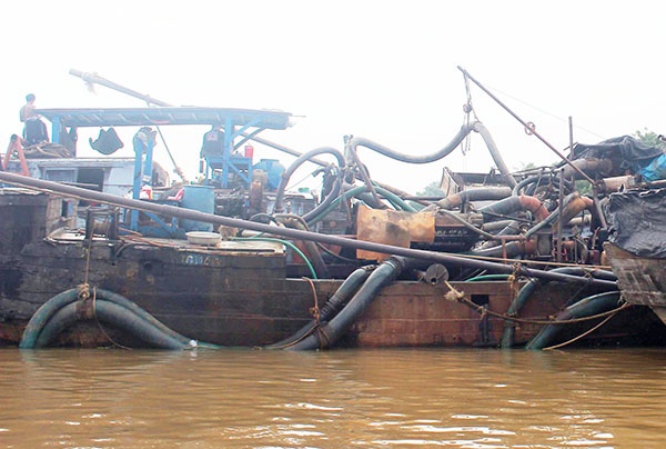 Truy bat thuyen gan may bom 'khung' hut cat trai phep hinh anh