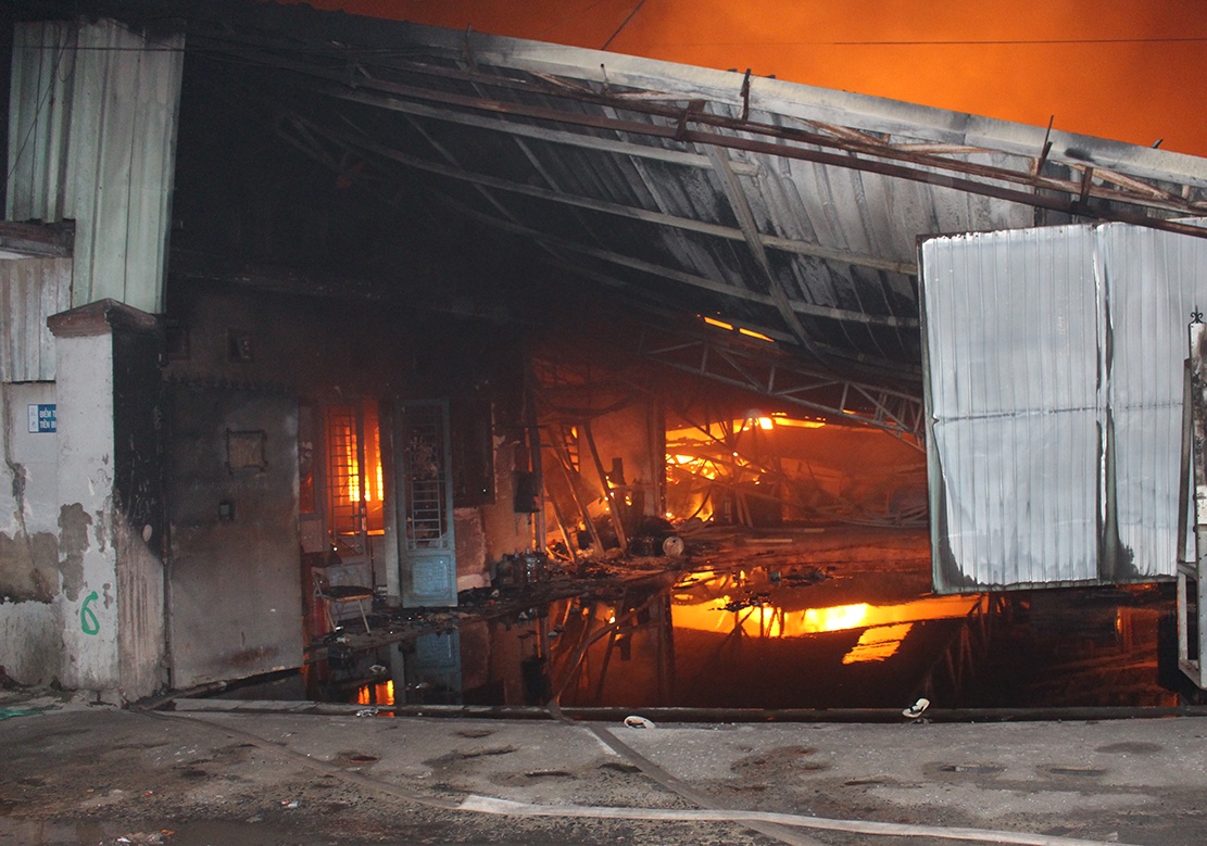 chay xuong cong ty go anh 2