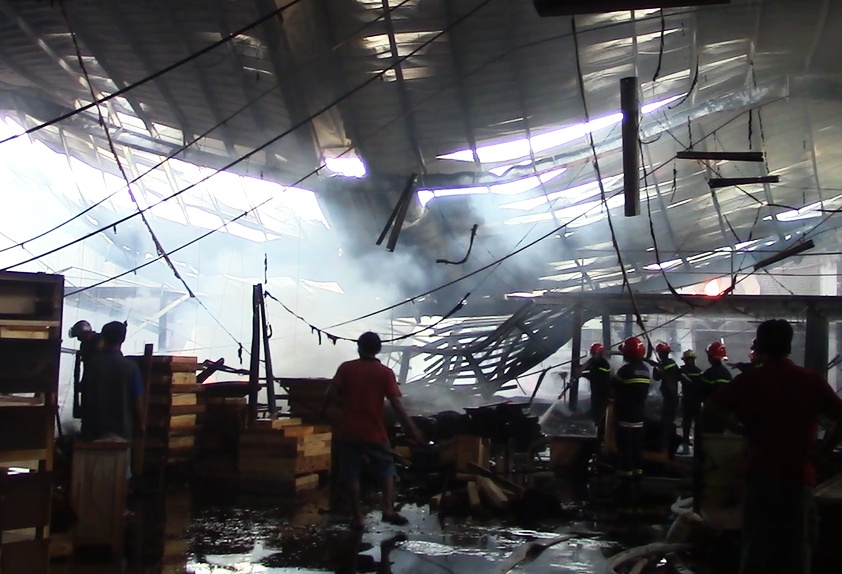 Xuong go rong 2.000 m2 bi chay rui hinh anh