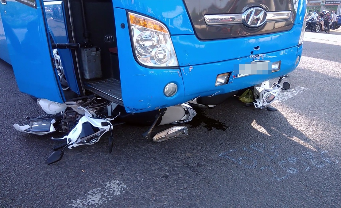 xe khach tong hang loat xe may anh 1