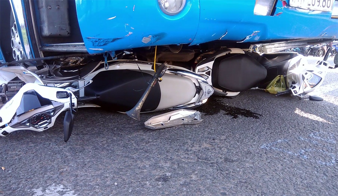 Oto giuong nam tong hang loat xe may dung den do hinh anh