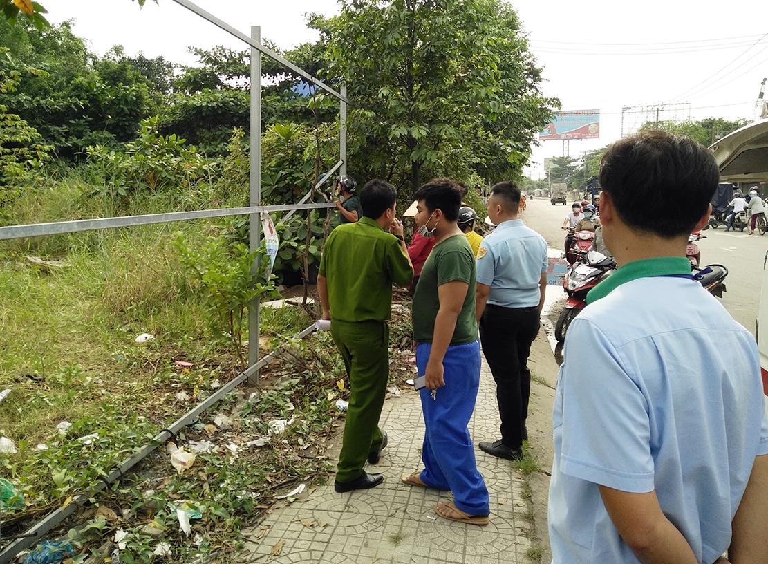 Phat hien thi the phu nu chay phan dau trong bui cay hinh anh