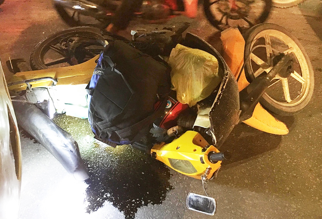 Nam cong nhan bi xe dau keo can tu vong tren duong di lam ve hinh anh