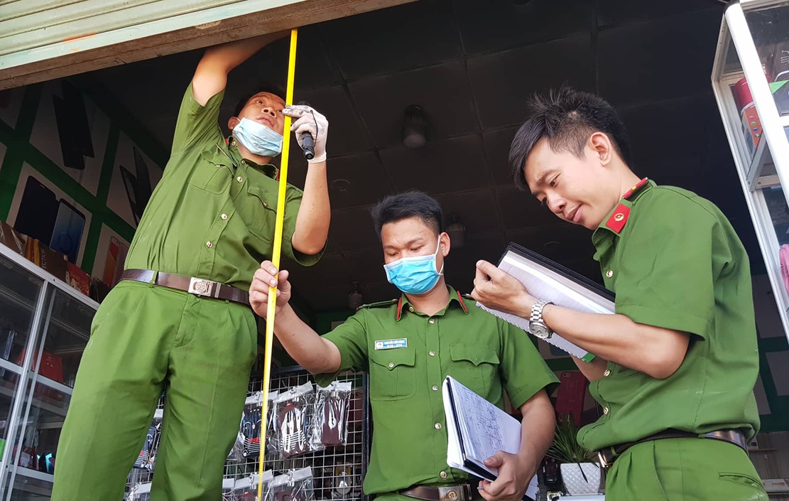 canh sat kham nghiem hien truong vu chay anh 9