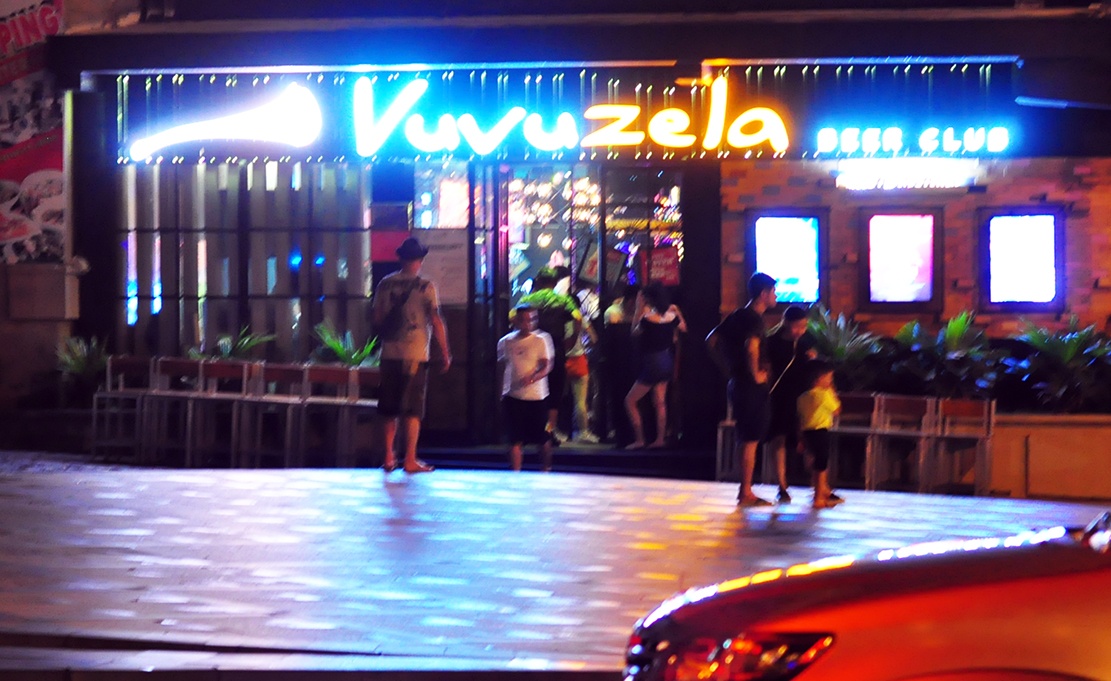 du khach tung tang vui choi dem truoc bao anh 2