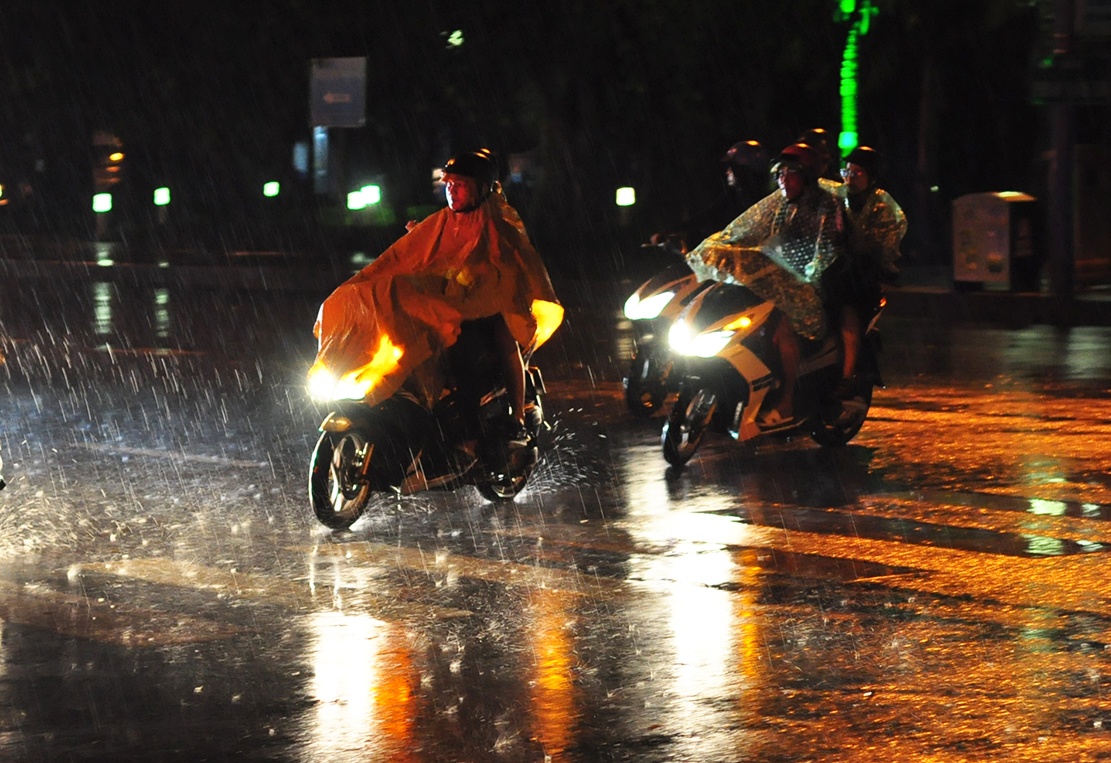 du khach tung tang vui choi dem truoc bao anh 7