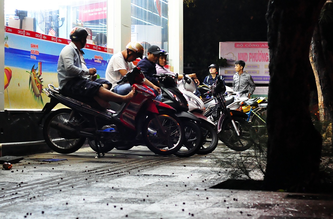 du khach tung tang vui choi dem truoc bao anh 8