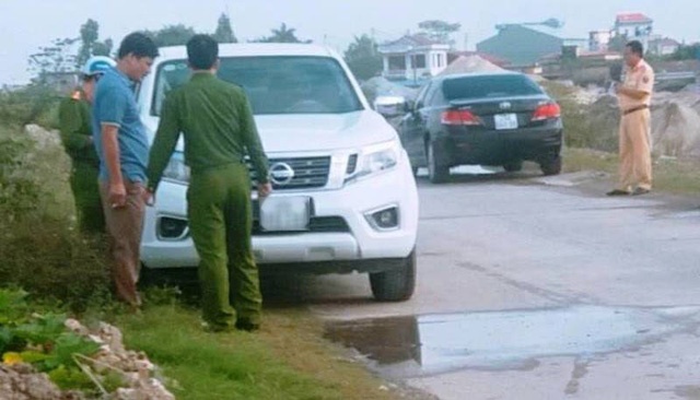 Thi the thuong uy cong an trong oto dang no may hinh anh