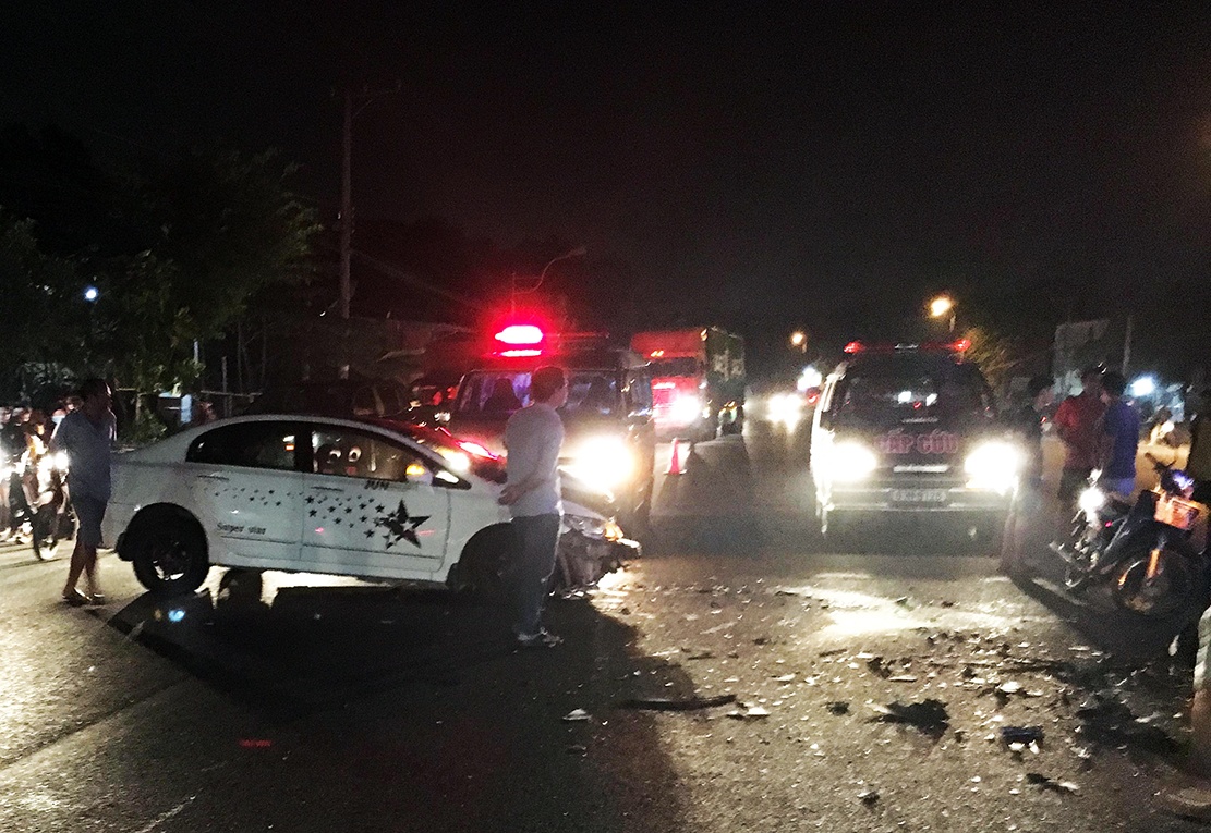 hai oto dam nhau anh 1