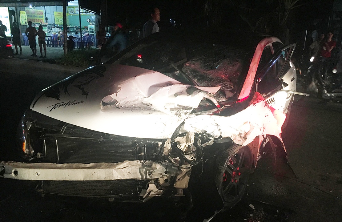 Hai oto bien dang sau pha doi dau, 3 nguoi nguy kich hinh anh