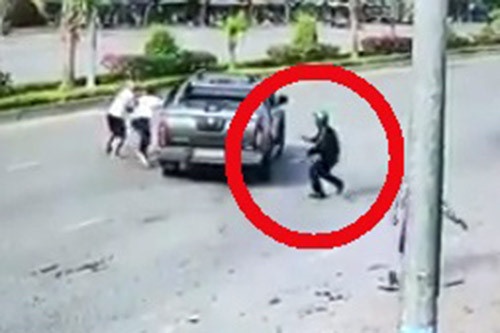 Ngay ra toa cua nhom bao ve ban nhau voi 2 giang ho hinh anh