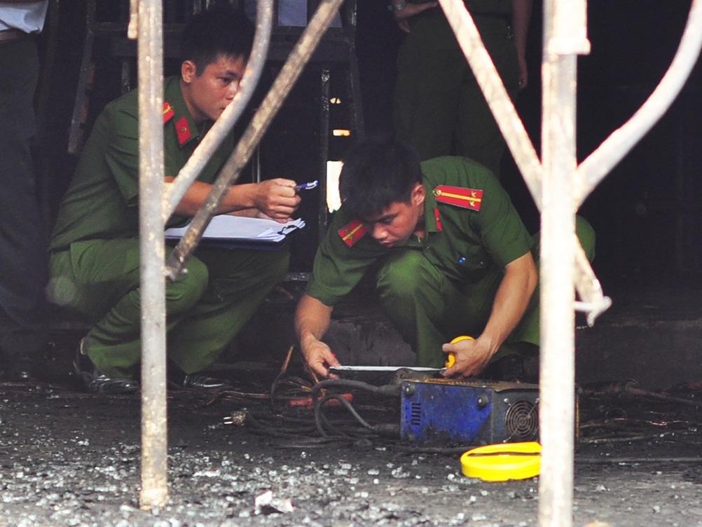 Hang chuc canh sat kham nghiem vu chay nha hang lam 6 nguoi chet hinh anh