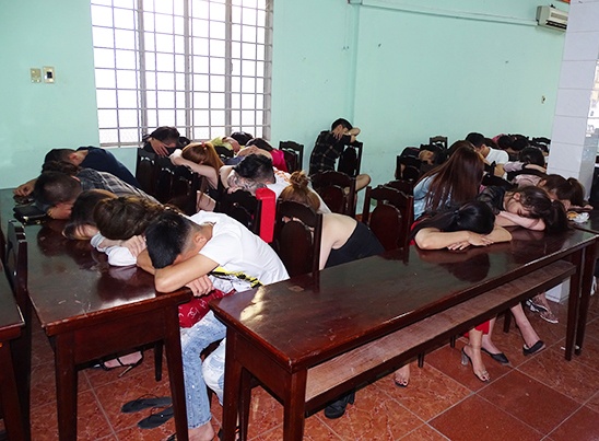 48 thanh nien mo tiec ma tuy trong can nha co nhieu camera quan sat hinh anh