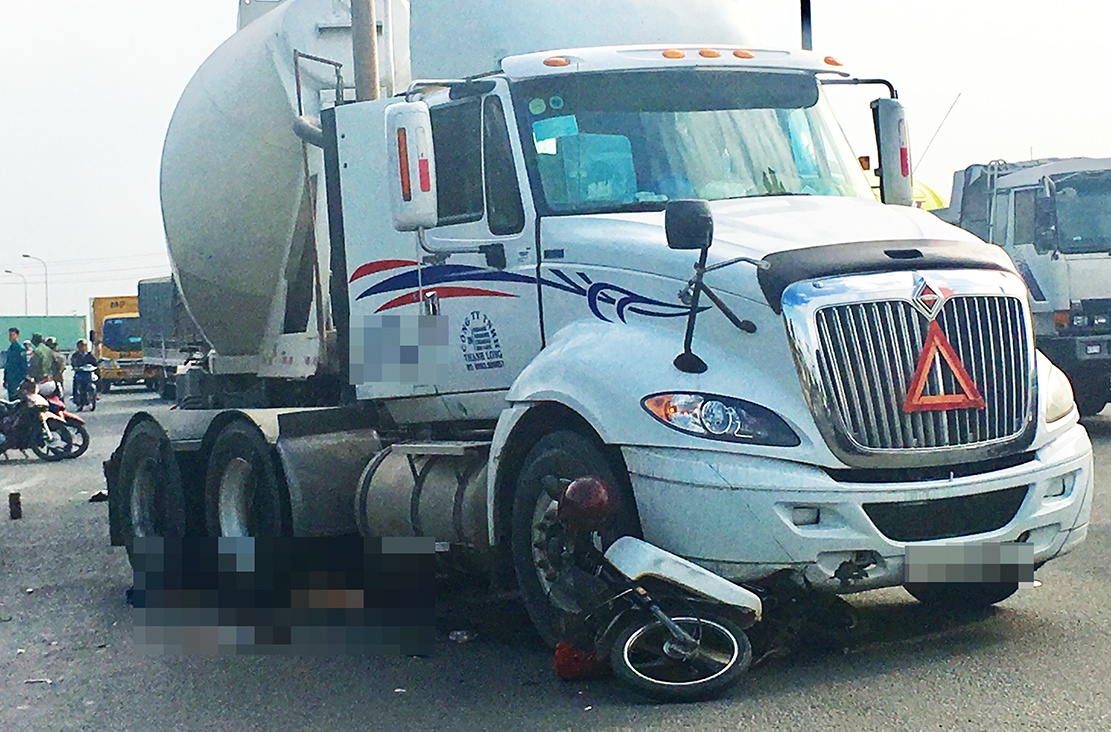 Con trai nga quy khi thay cha tu vong duoi banh oto bon hinh anh