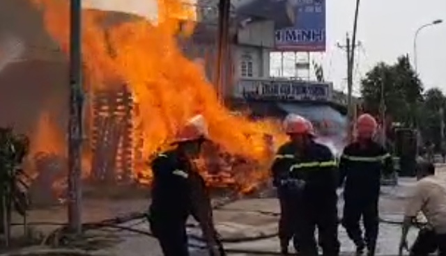 Lua bung len du doi o co so kinh doanh go hinh anh