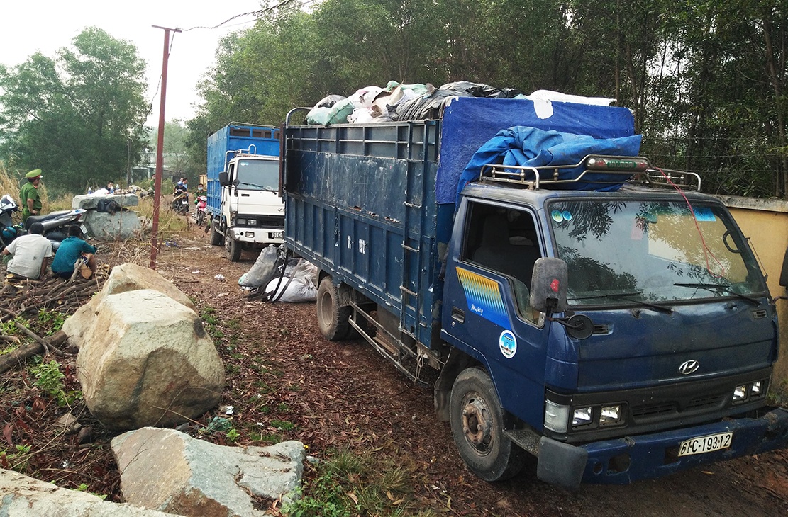 Bat 7 xe tai cho rac thai cong nghiep chua qua xu ly do ra moi truong hinh anh