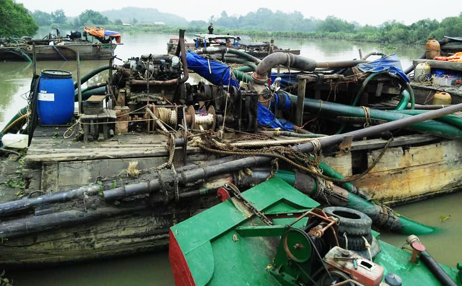 Canh sat khong che ‘tap doan’ hut cat trai phep tren song hinh anh