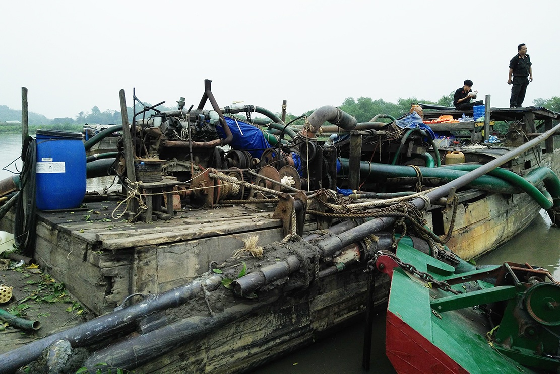 canh sat bat 11 thuyen khai thac cat anh 1