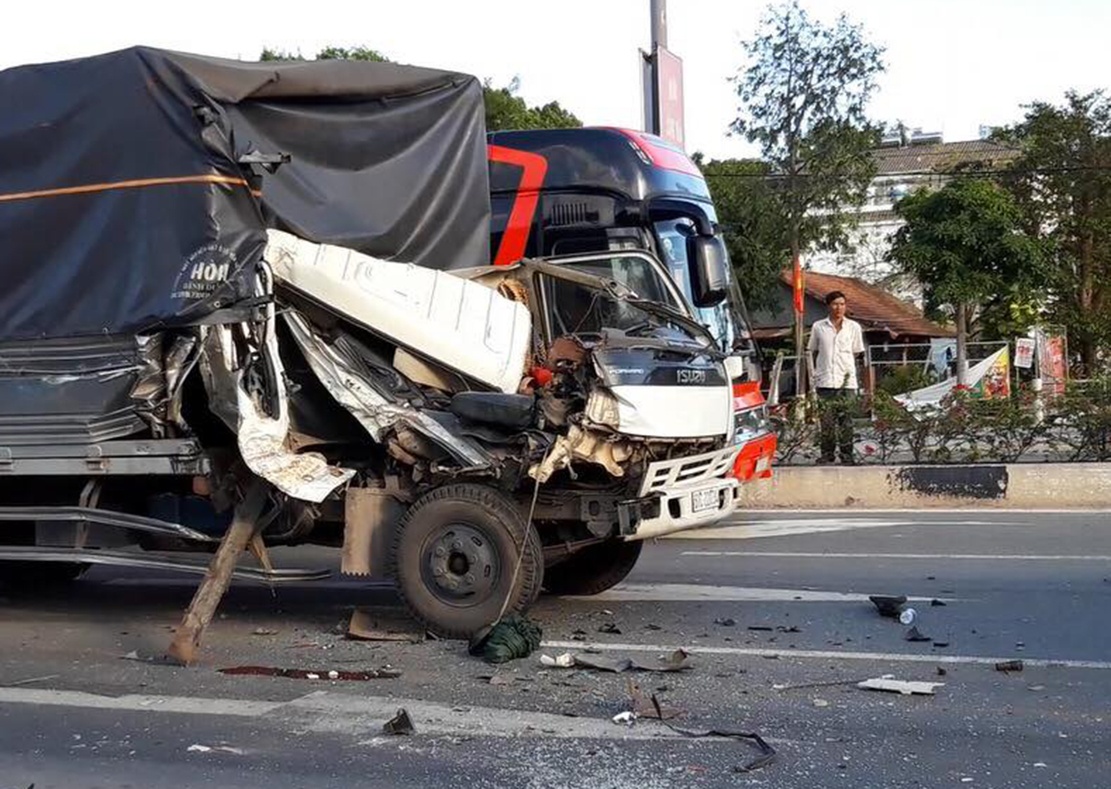 xe tải tông ôtô dừng đèn đỏ ảnh 2 xe tai tong oto dung den do anh 2