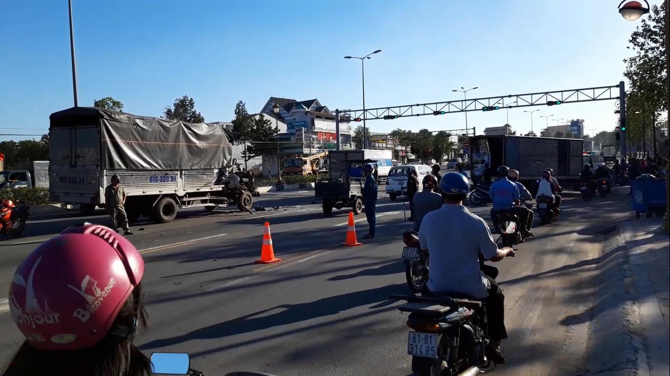 xe tải tông ôtô dừng đèn đỏ ảnh 1 xe tai tong oto dung den do anh 1