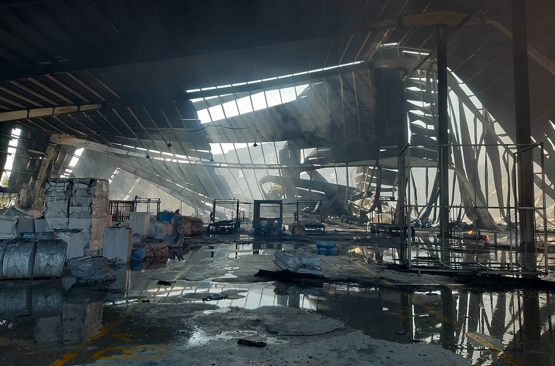 công ty gỗ cháy dữ dội ảnh 1 cong ty go chay du doi anh 1