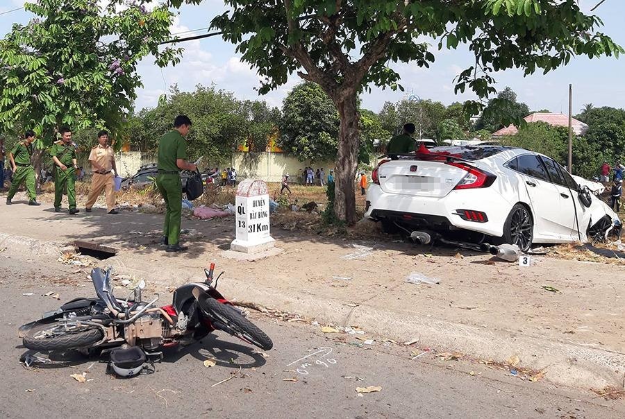 Hai oto lao vao nhau roi leo len via he tong chet nguoi ban dua hinh anh