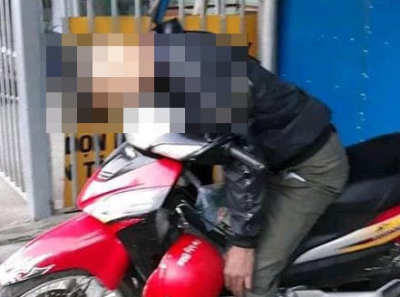 Thanh nien chet guc tren xe may ben duong hinh anh