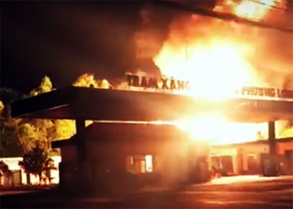 Xe bon chay du doi ngay tram xang dau o Dong Nai hinh anh