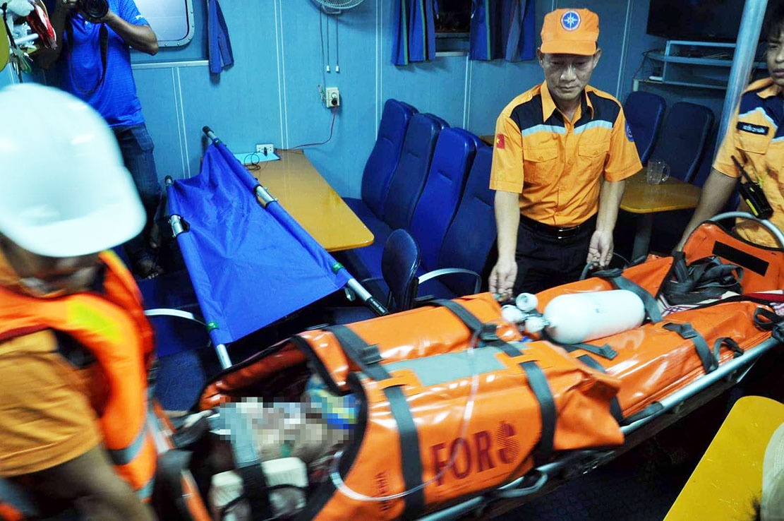 Hai ngu dan tu vong khi xuong ham tau khai thac hai san cuu nguoi hinh anh