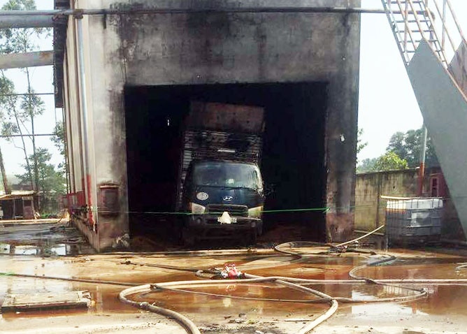 Cong ty go chay sau tieng no lam mot nguoi chet, 3 bi thuong hinh anh