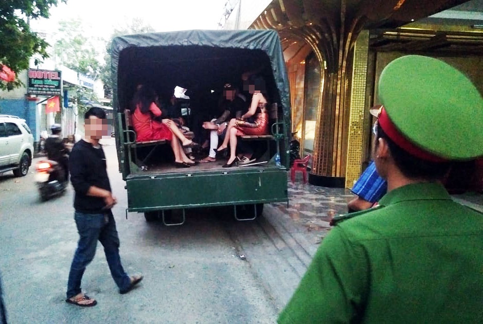 nam nữ phê ma túy trong quán karaoke ảnh 2 nam nu phe ma tuy trong quan karaoke anh 2