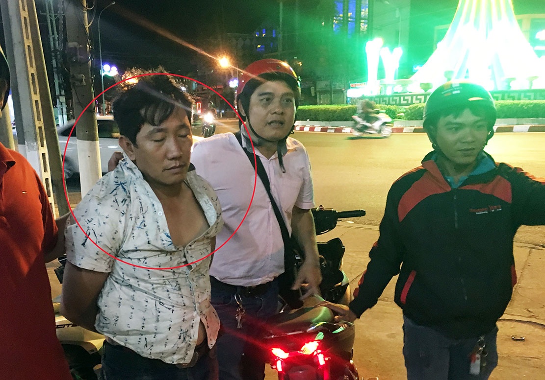 bi hiep si bat khi dua xe may qua campuchia anh 1