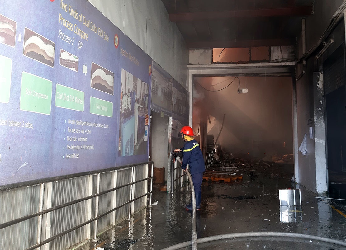 Lua thieu rui cong ty giay o Binh Duong ngay can Tet hinh anh