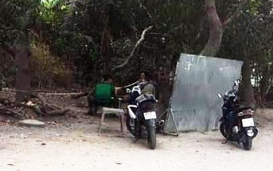 Nguoi dan thay xac tre so sinh trong cuon vai khi dot rac hinh anh