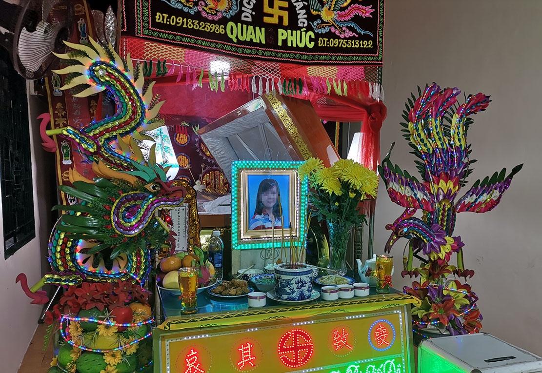 Nguoi than ke lai phut be gai trung dan tu vong khi di choi Tet hinh anh