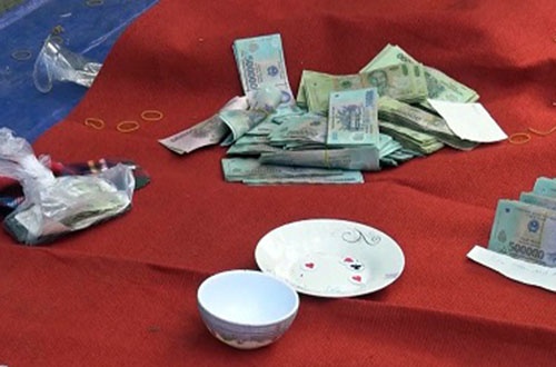 Nhom nguoi mang hon 1 ty den soi bac sat phat ngay Tet hinh anh