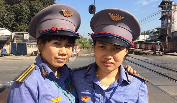 cứu cụ bà trước tàu hỏa ảnh 1 cuu cu ba truoc tau hoa anh 1