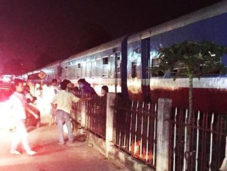 Tau khach trat banh giua dem, duong sat Bac Nam te liet nhieu gio hinh anh