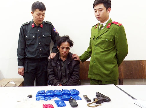 Trung uy cong an bi nghi can tang tru ma tuy ban trong thuong hinh anh